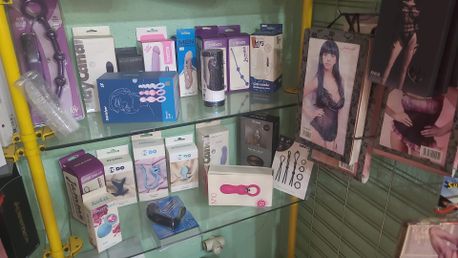 Productos de sex shop en estantería 
